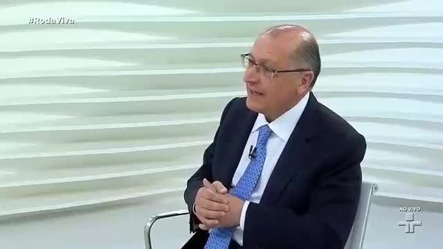 Amigos chupetando idoso ao vivo